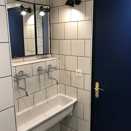 里尔艾克罗酒店 2*